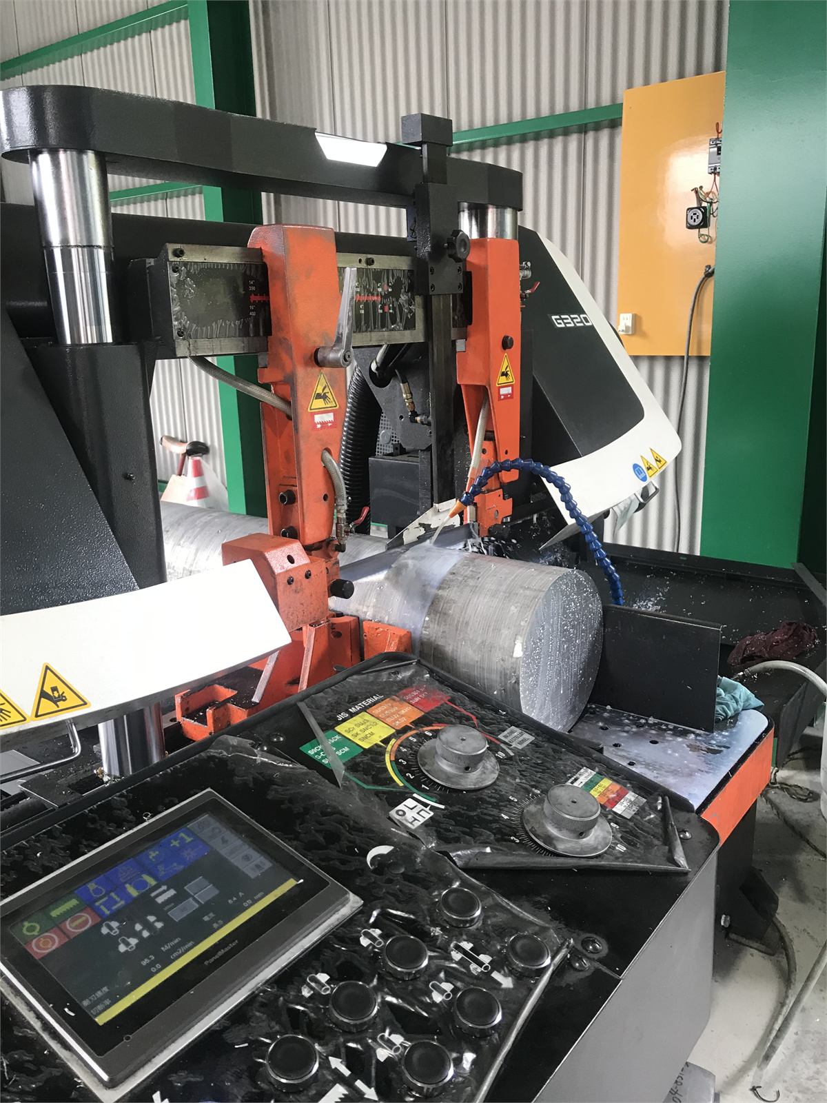 COSEN G320で大径丸材を切断している現場