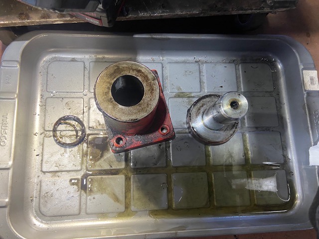 工作機械の修理作業の様子